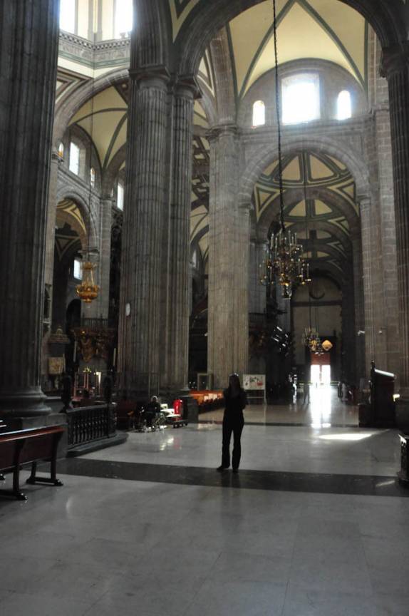Passeando na enorme Catedral da Cidade do México, capital do país